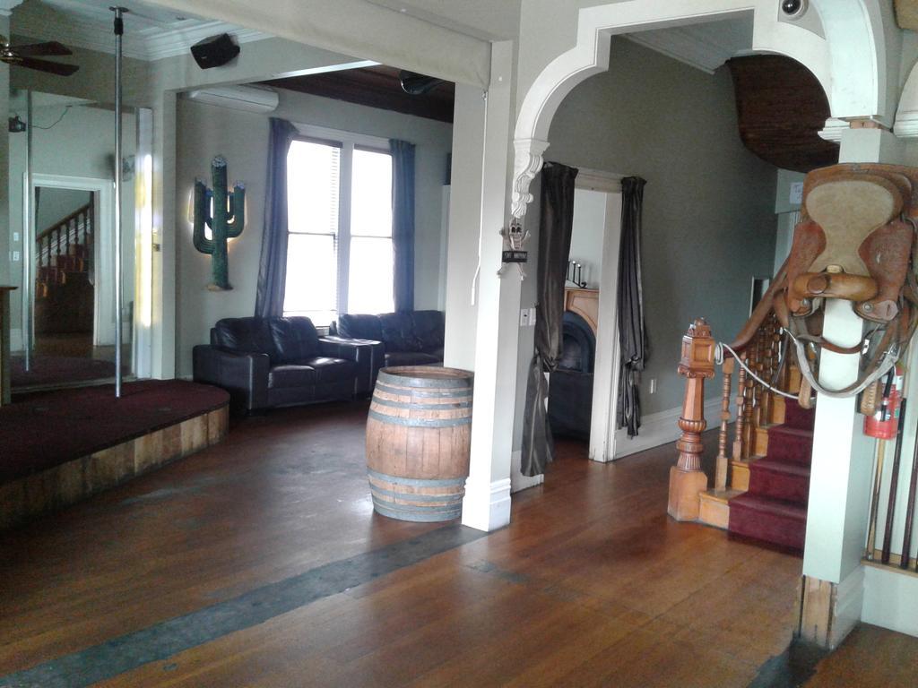 Shooters Saloon Hotel & Cabins Auckland Exterior foto